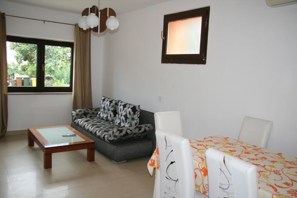 Apartments Karabaic Krk Кърк Екстериор снимка
