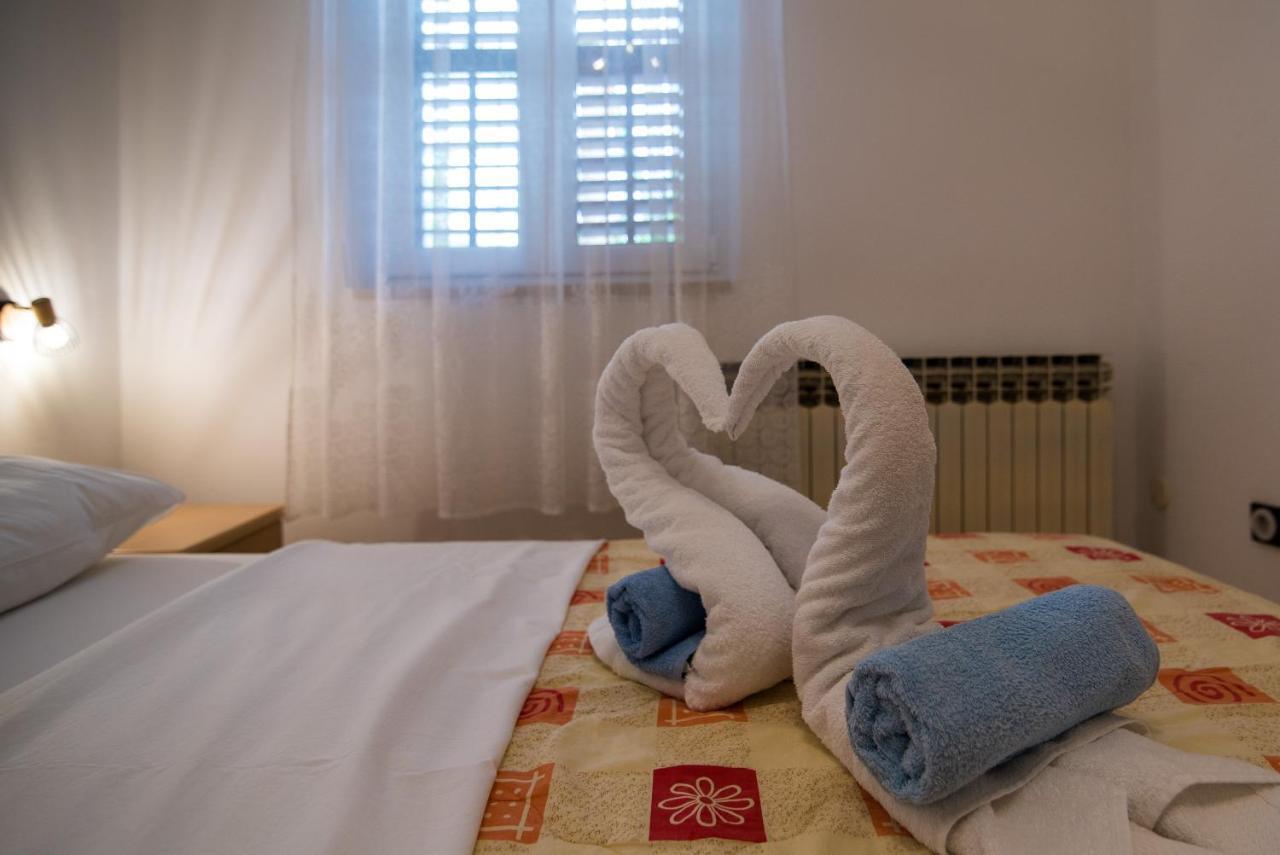 Apartments Karabaic Krk Кърк Екстериор снимка