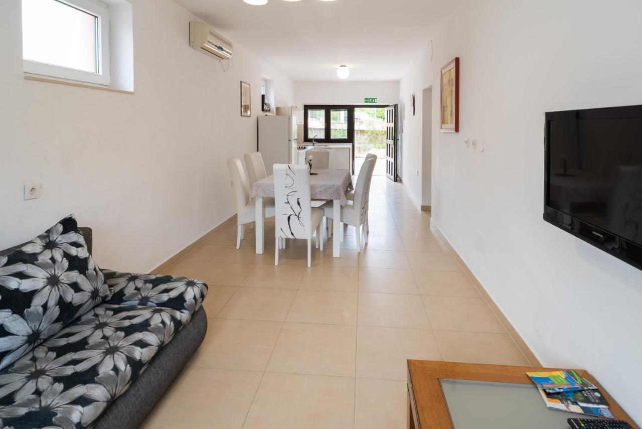Apartments Karabaic Krk Кърк Екстериор снимка